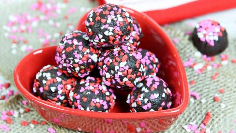 Date and Chocolate Valentine's Day Healthy Truffles recipe / Running in a Skirt